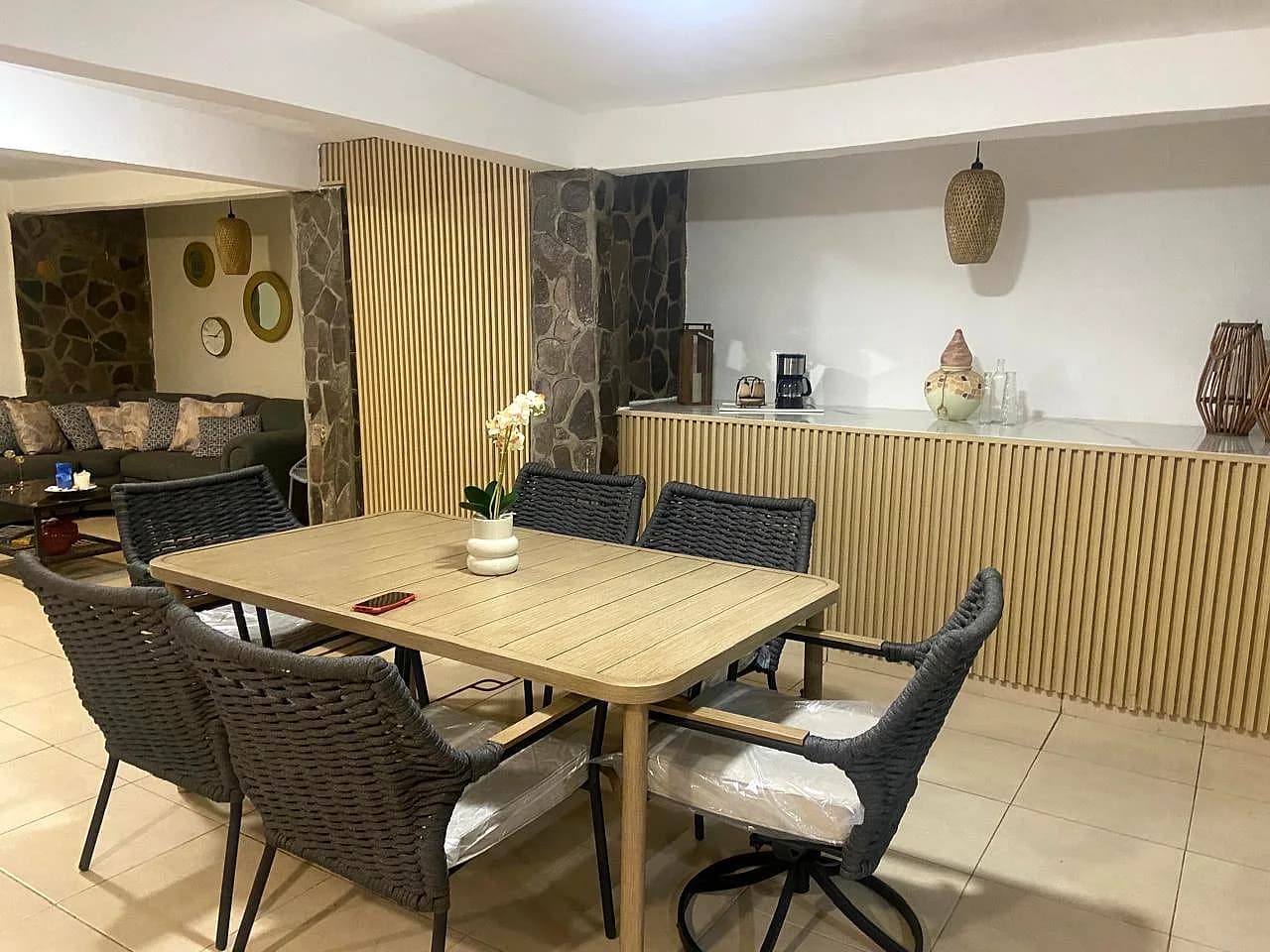 Comedor junto a cocina equipada