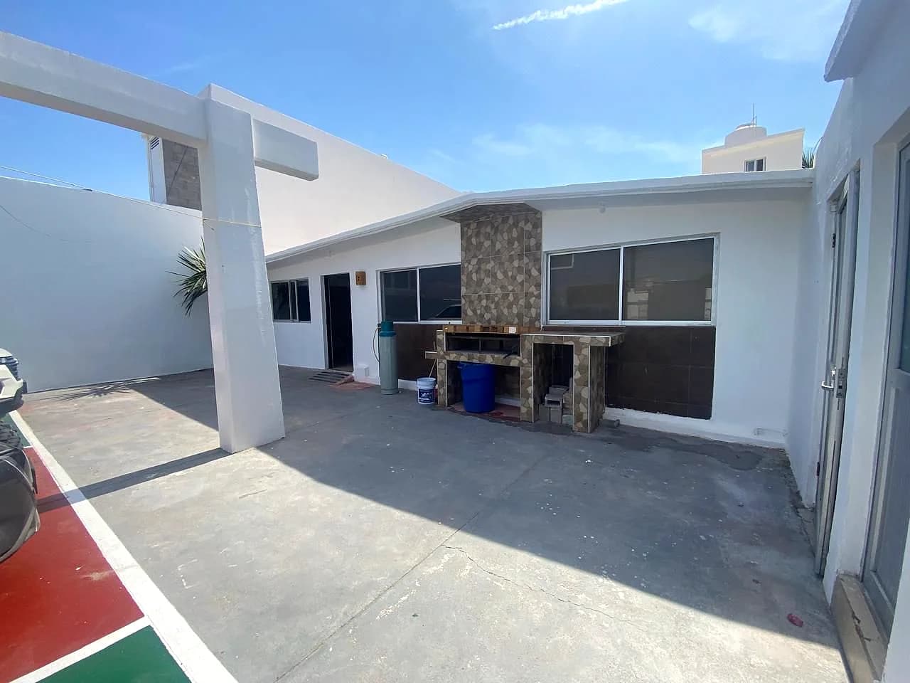 Fachada interior con patio y área de asador