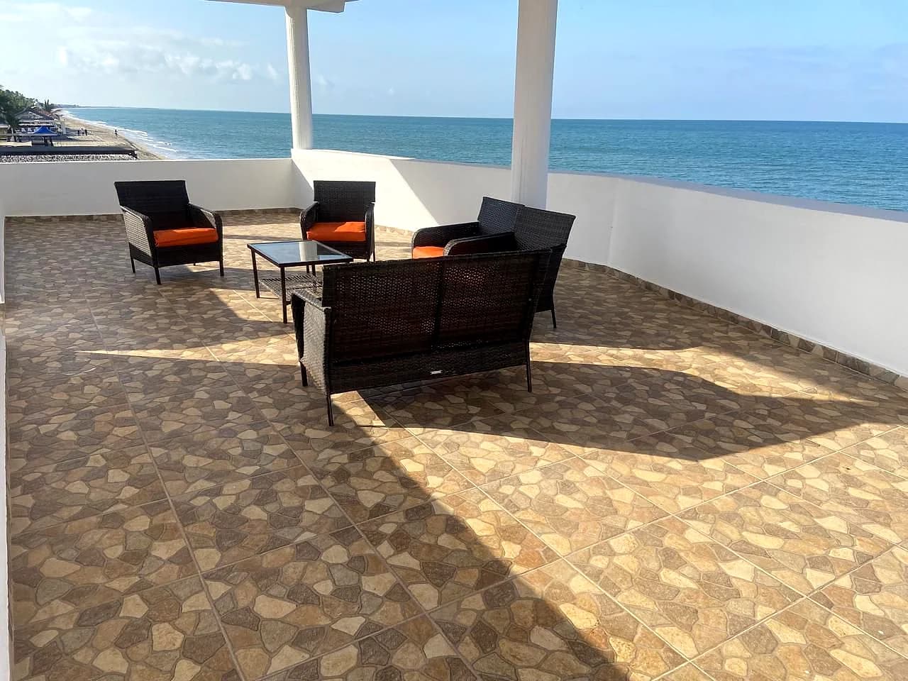 Terraza amplia frente al mar con sala exterior