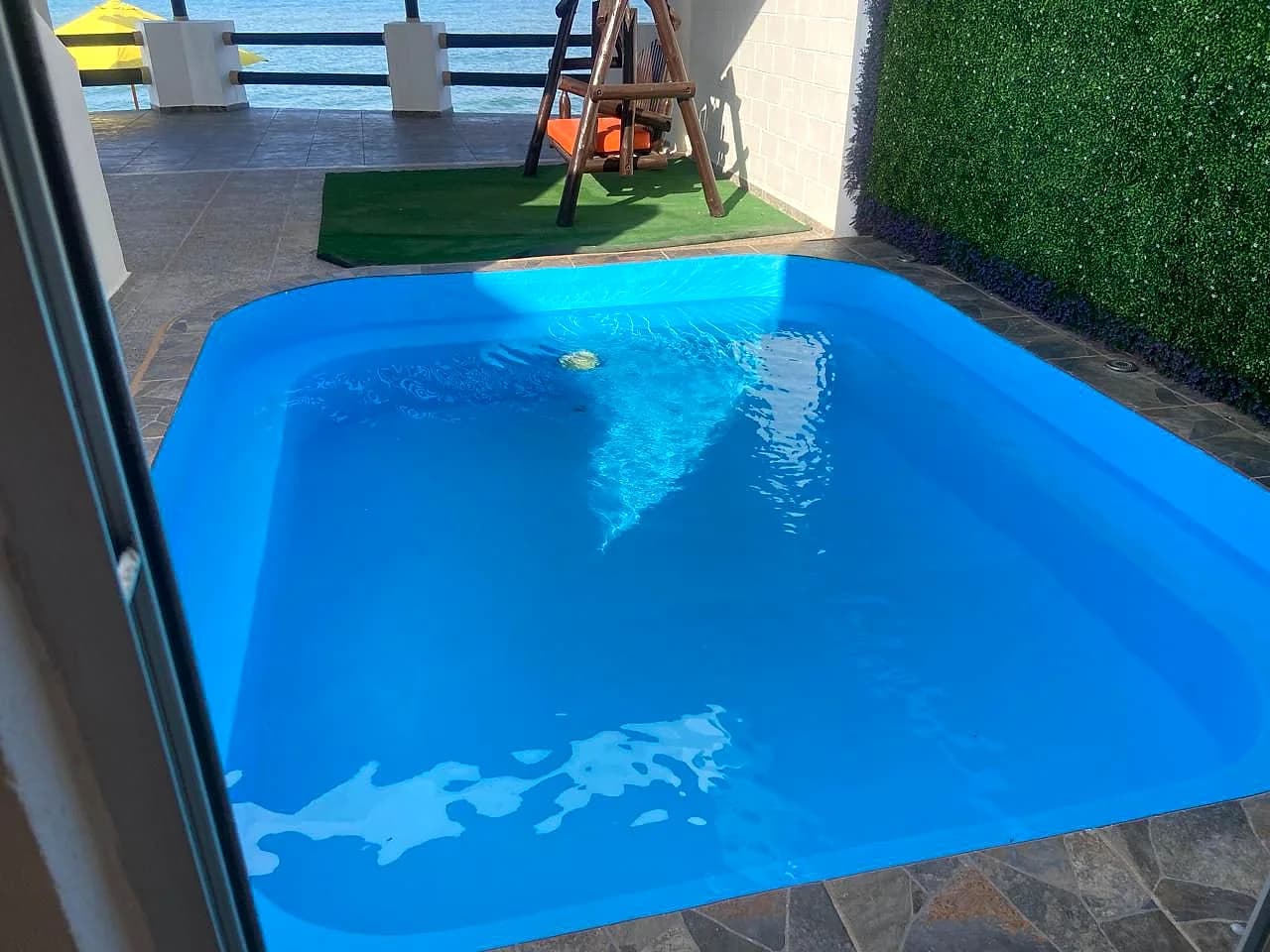 Alberca privada azul junto al área exterior