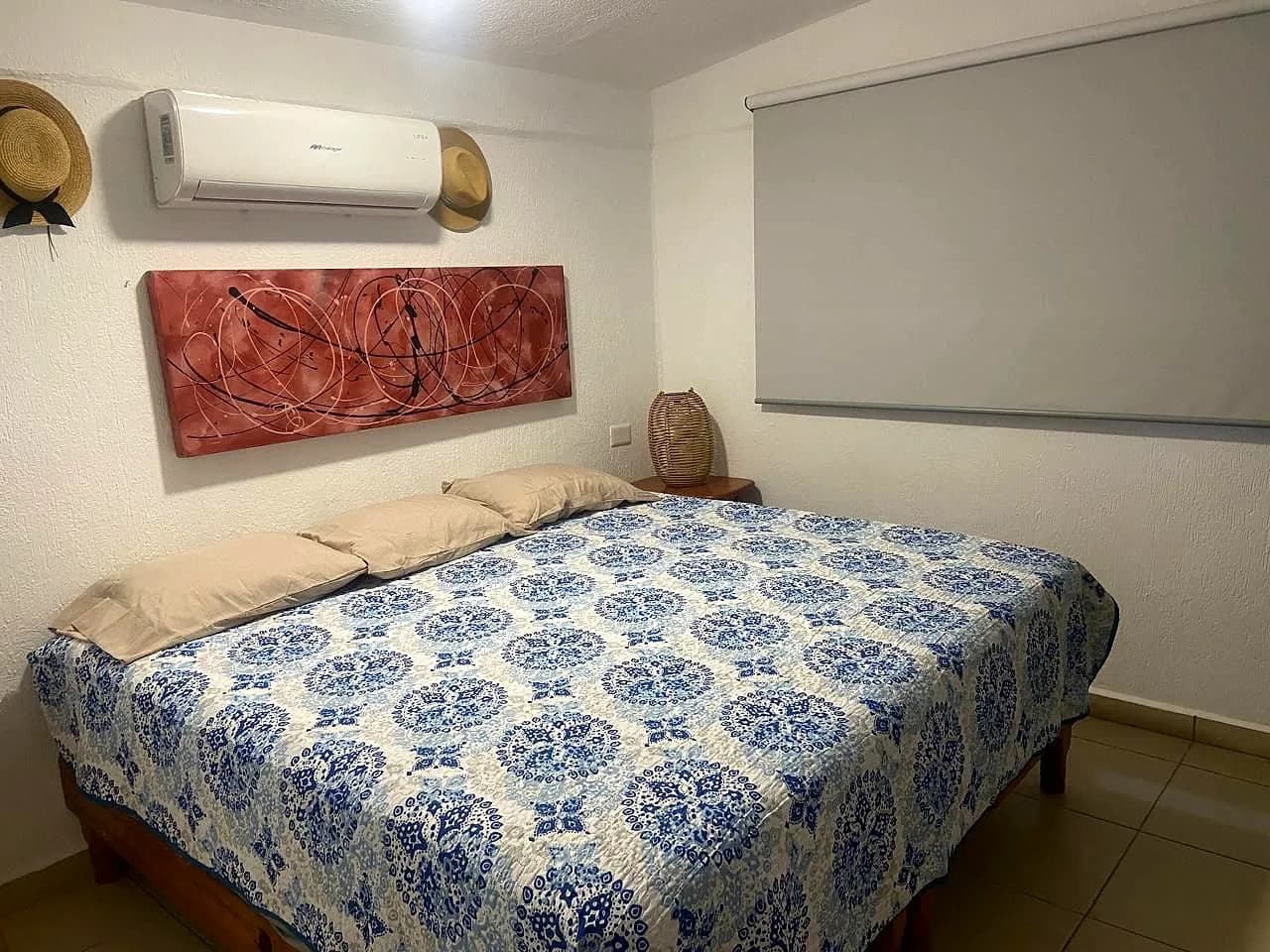 Recámara principal con cama king y aire acondicionado